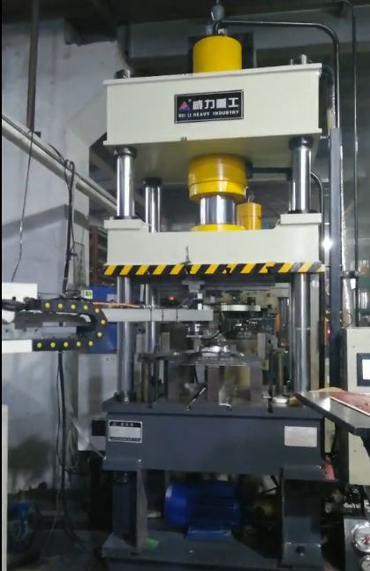 100噸液壓機工作現(xiàn)場