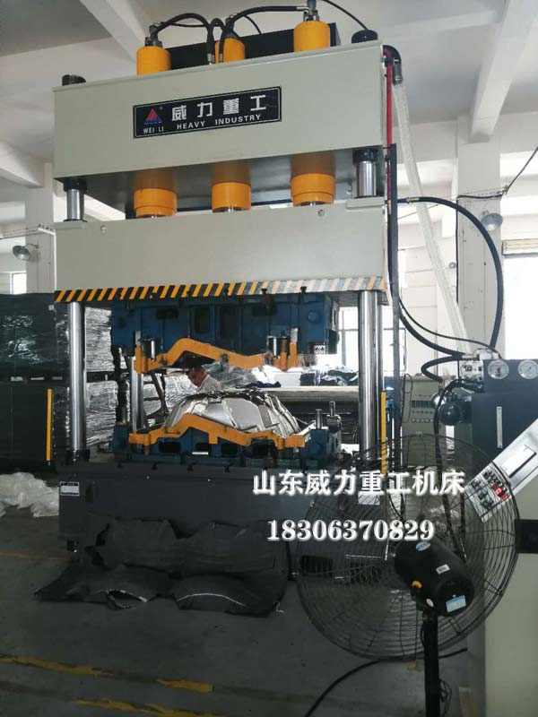 315噸大臺(tái)面四柱油壓機(jī)客戶現(xiàn)場圖