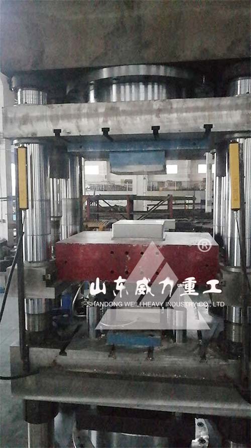匣缽成型油壓機(jī)試壓現(xiàn)場(chǎng)圖
